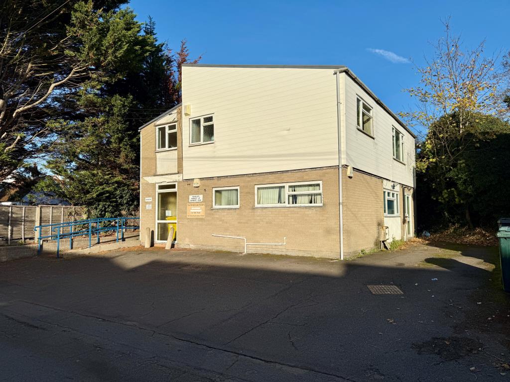 Lot: 58 - DOCTORS SURGERY WITH VACANT UPPER PARTS OFFERING POTENTIAL - Detached building with parking